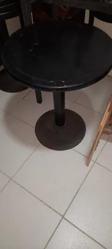 Vendo 4 mesas redondas em madeira na cor preta