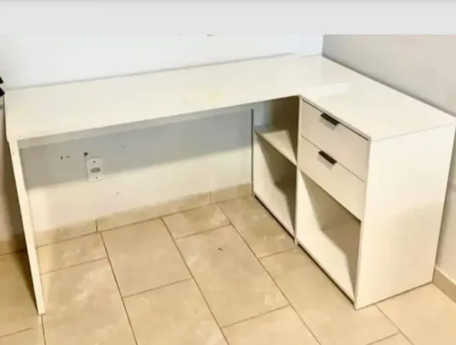 Mesa em L Branca com Prateleiras e posições