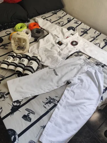 Kimono e Equipamentos de Taekwondo negociável ler a descrição 