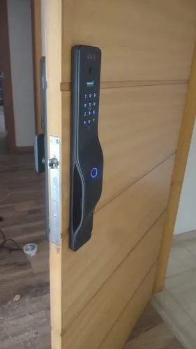 Instalador de fechadura eletrônica