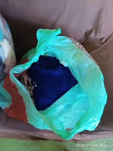 Estou doando esses sacos de roupas em bom Estado  com roupas de adultos e crianças