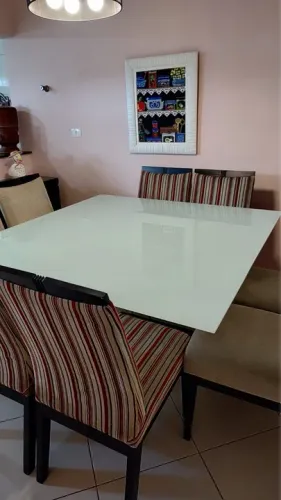 Mesa quadrada com 8 cadeiras