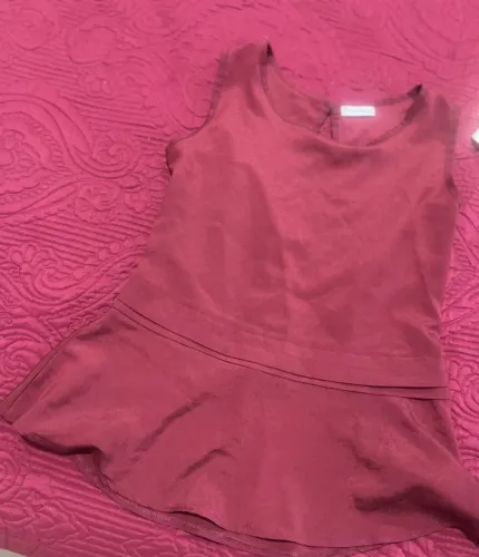 Blusa feminina vinho com babado