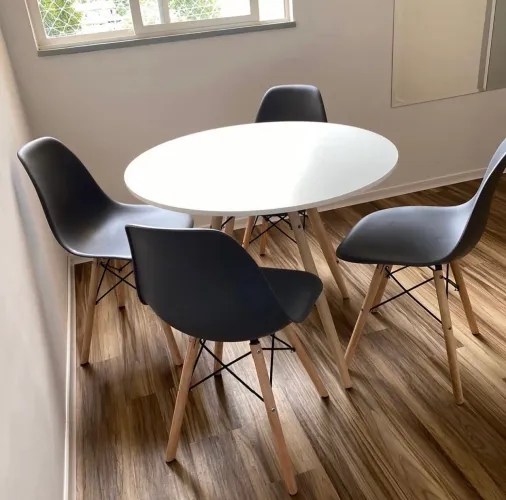 Mesa redonda com 4 cadeiras estilo Eiffel