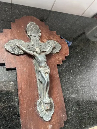 Crucifixo Antigo em Madeira e metal