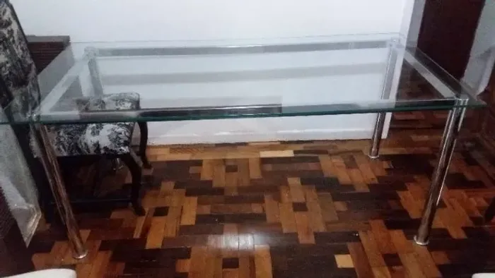 Mesa de Jantar/ Reunião com Base Cromada e Tampo de Vidro. Está em ótimo estado.