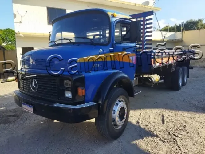 MB 2216, ano 1980, com Carroceria de madeira de 8 metros
