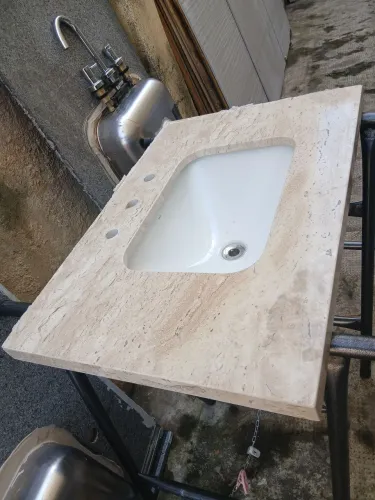 Pia de banheiro em marmore travertino e cuba Deca. 