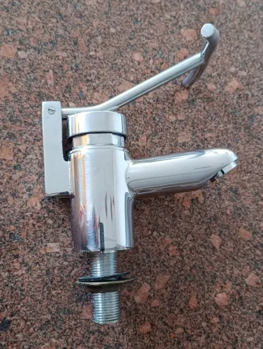 Torneira cromada para banheiro adaptada para pessoas com deficiência.