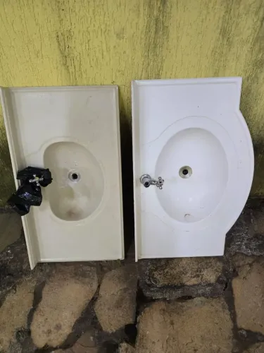 Vendo duas pias de banheiro usadas