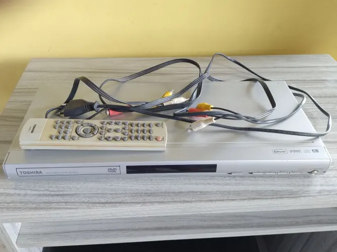 DVD Toshiba com cabo e controle funcionando perfeitamente