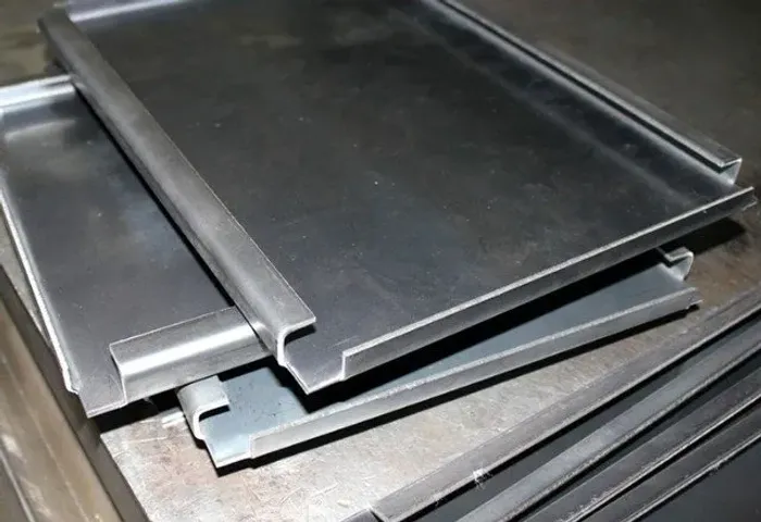 Operador e Ajudante geral com experiência metalúrgica de corte e dobra de chapas de aço