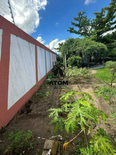 Belíssima e ampla casa em condomínio fechado