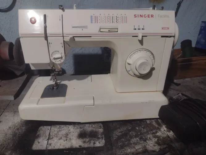 Máquina de costura Singer facilita Bordadeira