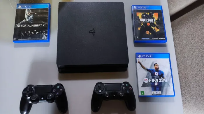 Ps4 slim 1 TB 2 manetes originais e jogos