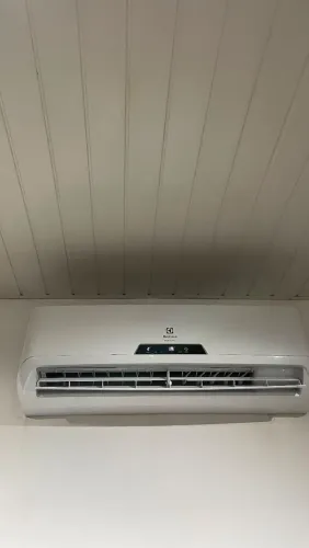 Vendo dois ar-condicionados eletrolux branco de18mil btus