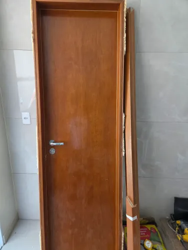 Porta completa em madeira para baneiro