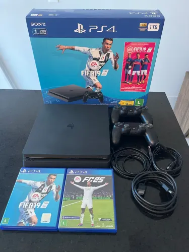 PS4 Slim (1TB) com 2 controles originais e jogos