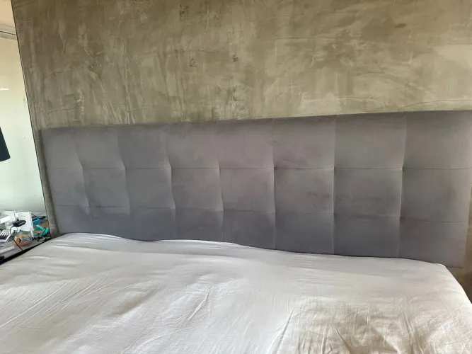 Cabeceira cinza suede para cama king 