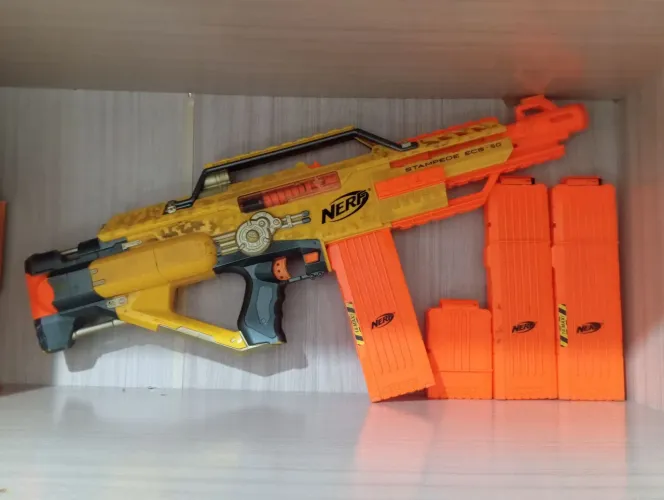 Arminha de brinquedo (Nerf) sem pilha e sem dardo.