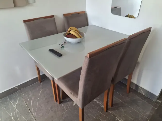 Mesa com 4 cadeiras tampa de vidro.