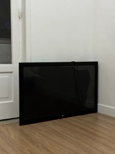 TV LG LM3400 - 42 Polegadas (TELA QUEBRADA)