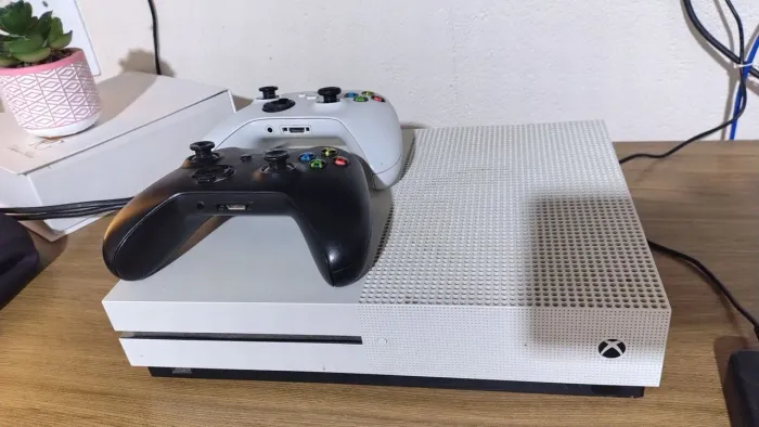 Xbox one com jogos e 2 controles