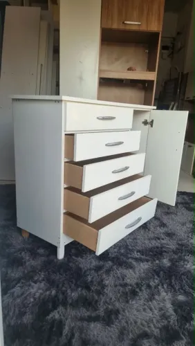 Comoda em mdf bem conservada medindo 1,05 x 0,42 x 0,92 altura