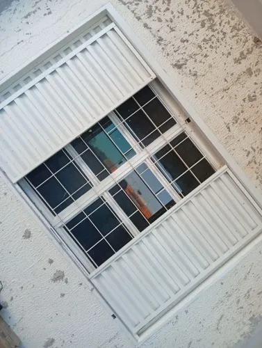 Vendo 2 venezianas e um vitror em excelente estado de preservação