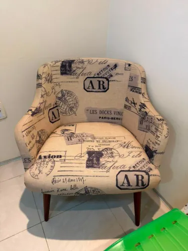 Poltrona Decorativa Retrô Pés Palito (Estampa Paris / Vintage)