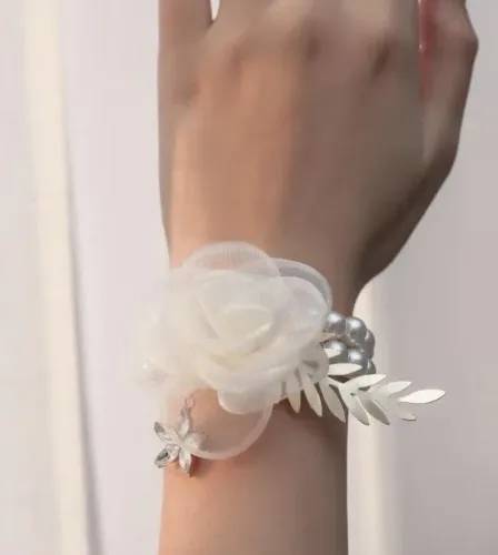 Kit Delicadeza Branca, Boutonniere + Pulseira Floral