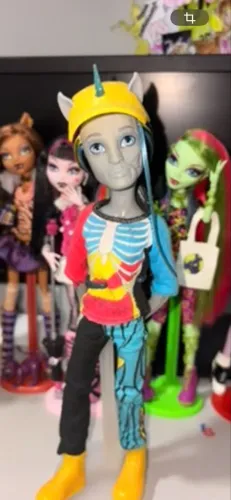 Boneco neightan monster high freaky fusion