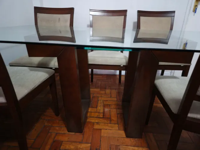 Mesa com tampo de vidro 1,80 de comprimento, madeira maciça de freio com 5 cadeiras