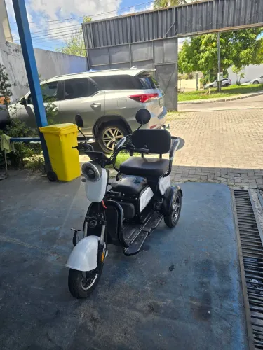 Triciclo eletrico, ate 03 pessoas