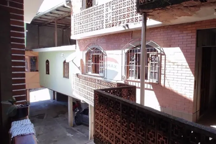 Casa de 2 quartos em São Pedro, com uma kitnet e em cima apartamento em construção.