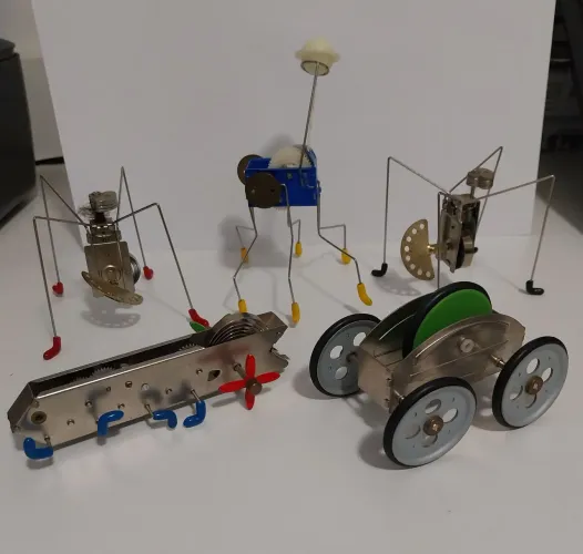 Coleção de brinquedos artesanais cinematicos de metal movidos à corda - Peças raras