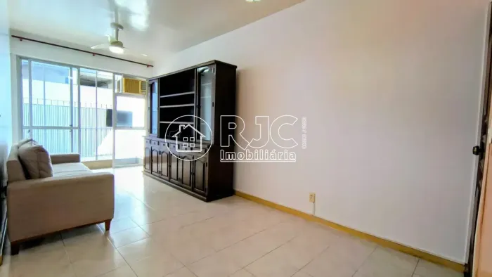 O imóvel no bairro Tijuca com 78 metros quadrados com 2 quartos sendo 1 suite e 3 banheiro