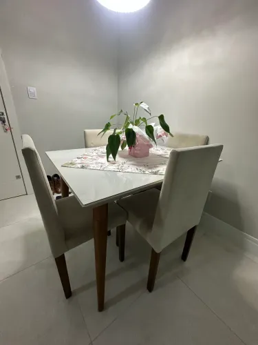 Mesa com tampo de vidro 4 lugares com 4 cadeiras