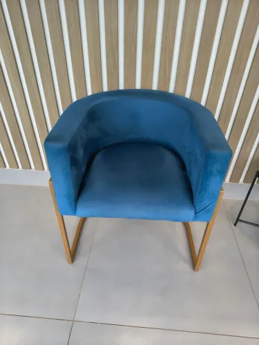 Par de poltronas decorativas luxo com base de ferro