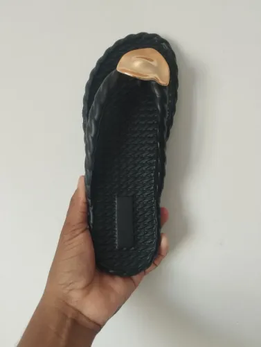 Chinelo Feminino de EVA Preto com Detalhe Dourado - Leve e Confortável