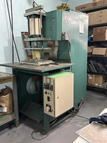 Máquina de solda eletrônica p/ PVC 15kva