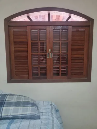 Janela de madeira tenho 2 unidades cada uma 500 reais.