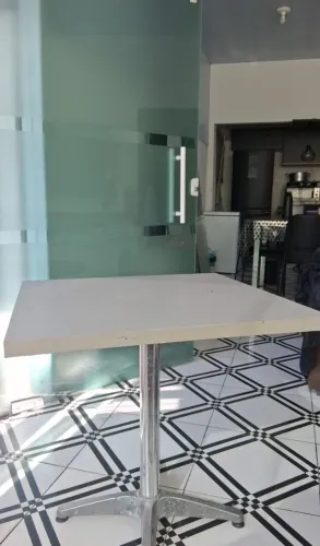 Vendo mesas em MDF com base em inox polido 