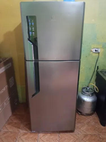 Vende uma geladeira semi nova Eletrolux inox