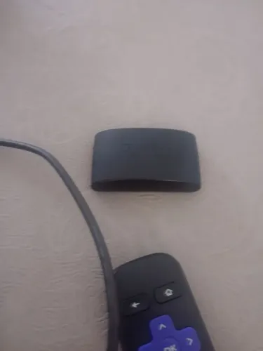 Aparelho Roku, controle remoto e fonte.