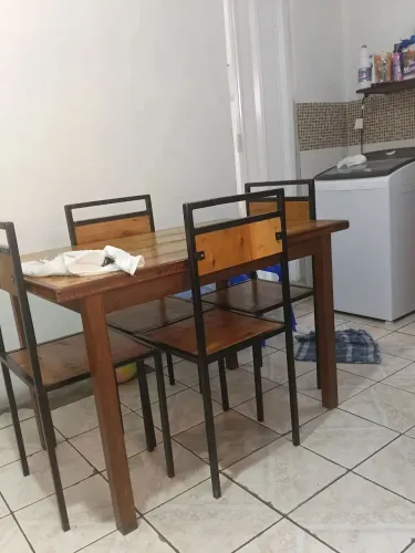 Mesa com quatro cadeiras