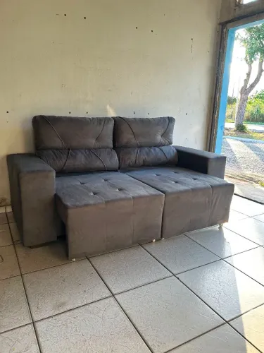 Vende se este sofá retrátil e reclinável