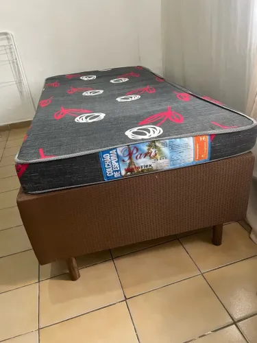 Vendo cama de solteiro por 350,00 reais MUITO NOVA!