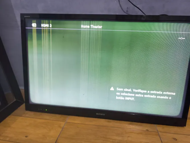 Essa TV é uma Sony Bravia KDL-46EX725, modelo de 46 polegadas da linha Bravia 3D da Sony.
