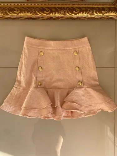 Saia estilo romântico rosa salmão claro com botão dourado curta com babado